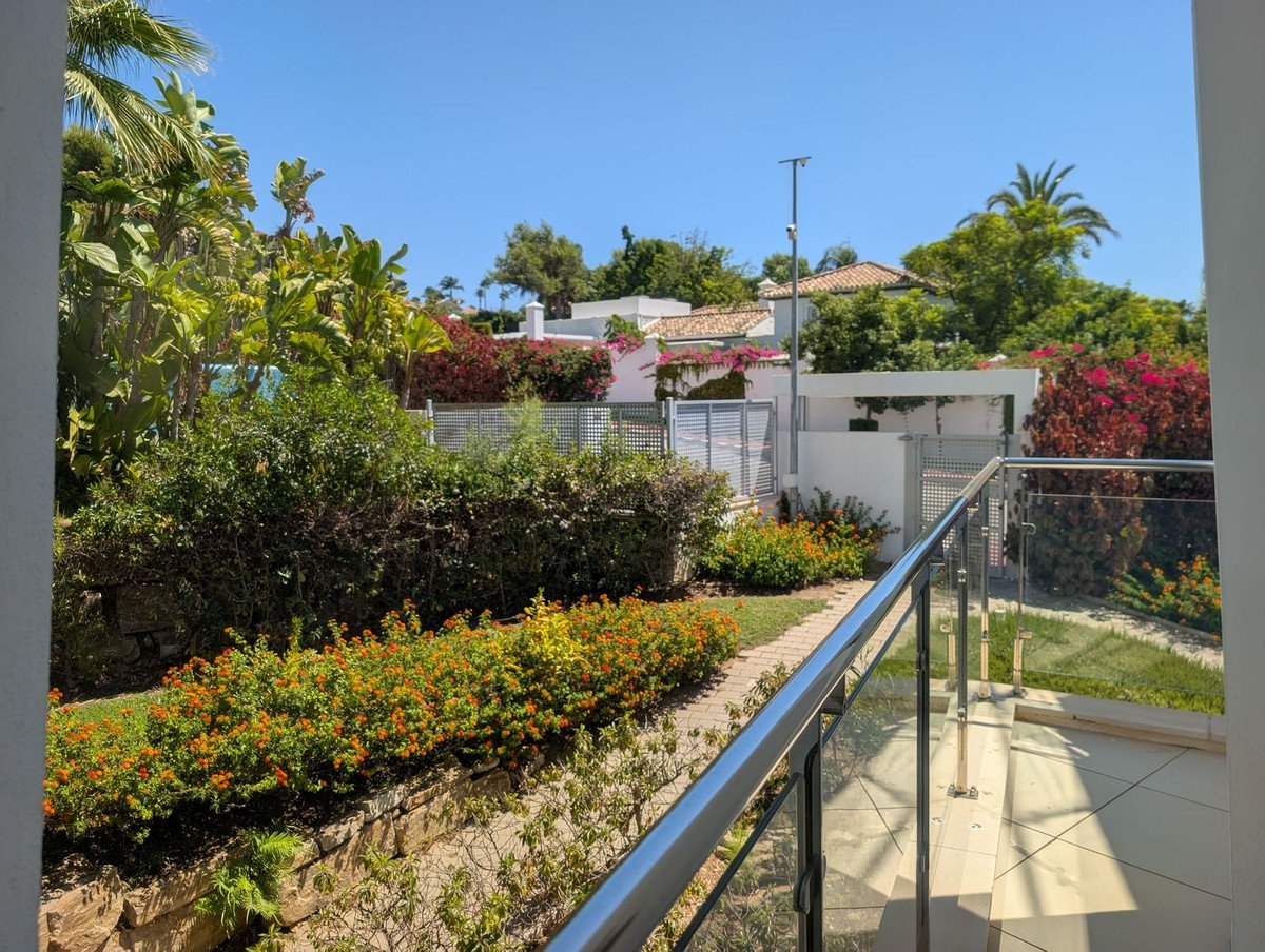 5 Bed Semi-Detached House in Sierra Blanca
