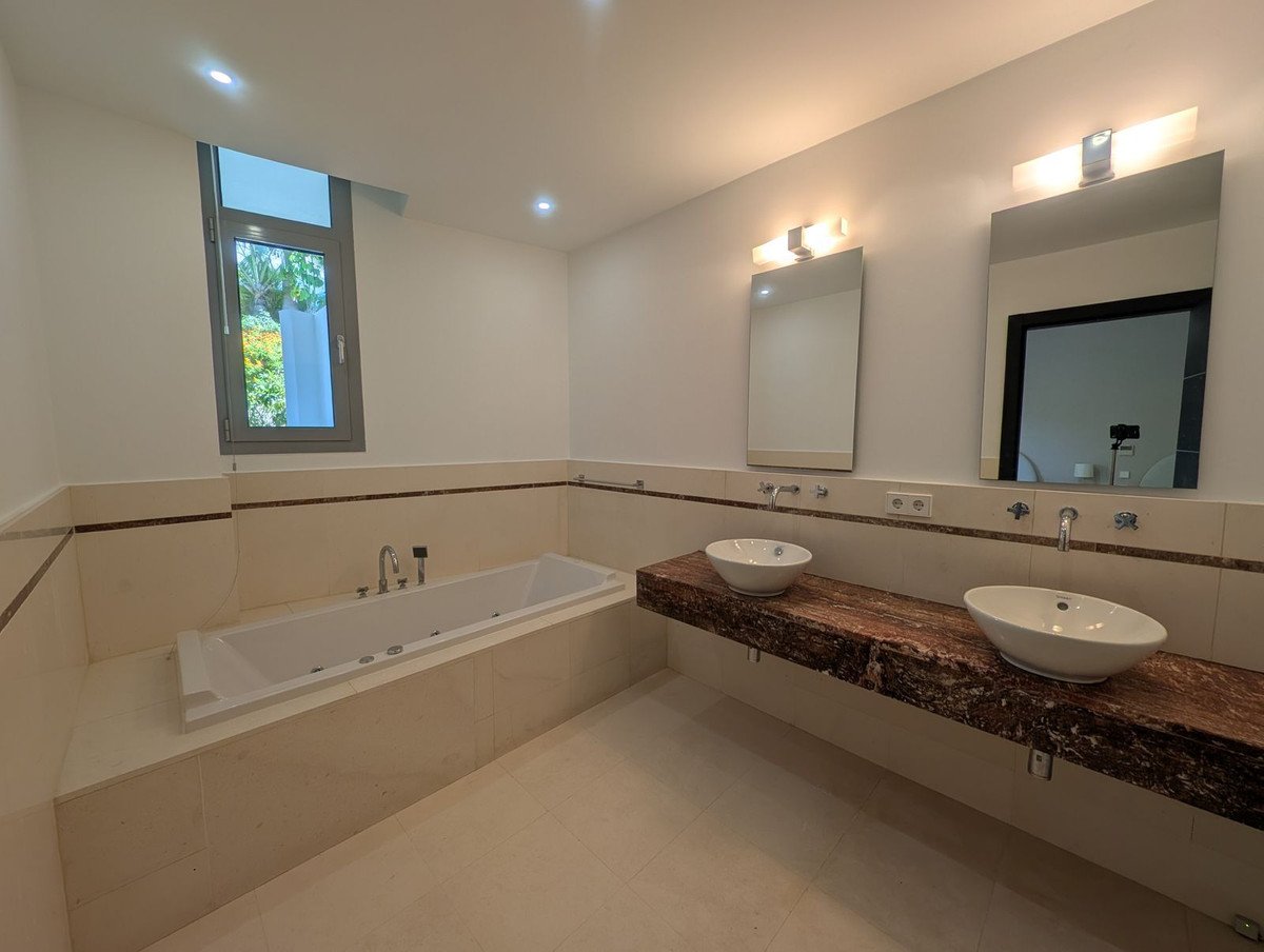 5 Bed Semi-Detached House in Sierra Blanca