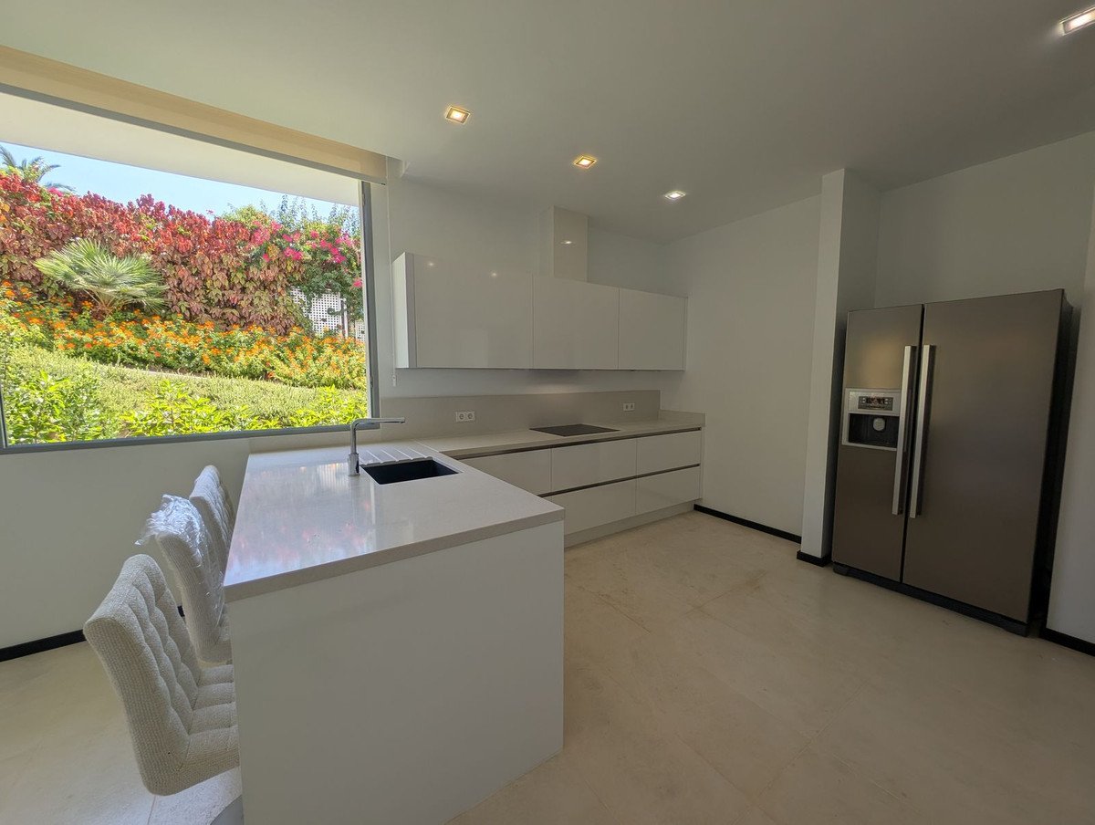 5 Bed Semi-Detached House in Sierra Blanca