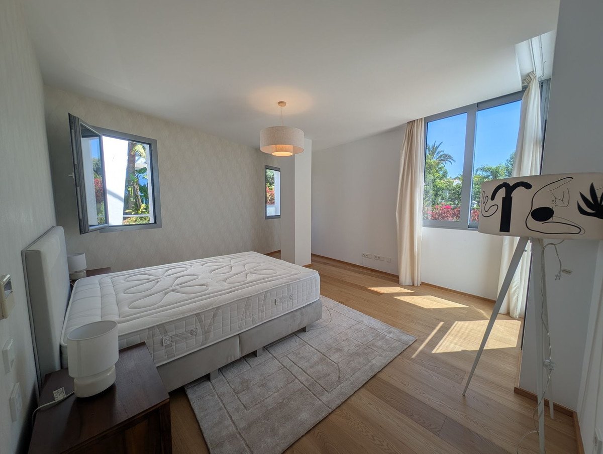 5 Bed Semi-Detached House in Sierra Blanca