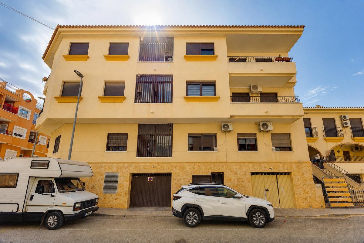 3 Bed Middle Floor Apartment in San Miguel de Salinas