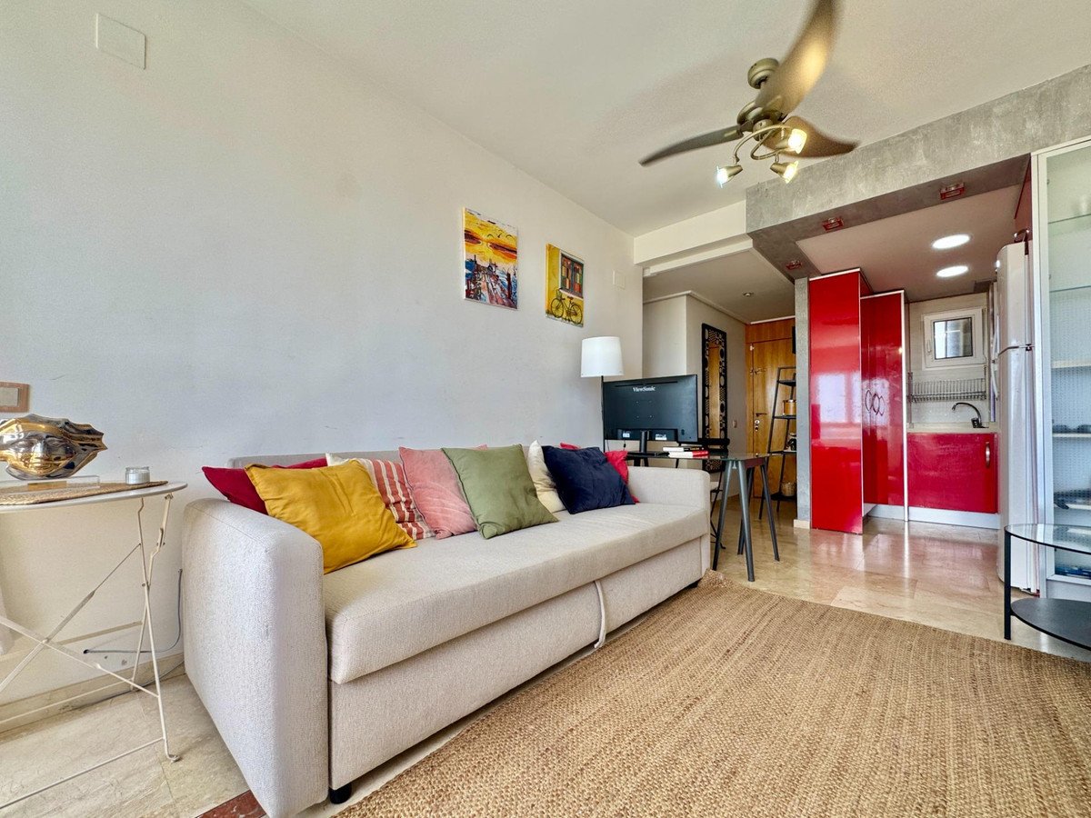 2 Bed Middle Floor Apartment in Orihuela Costa