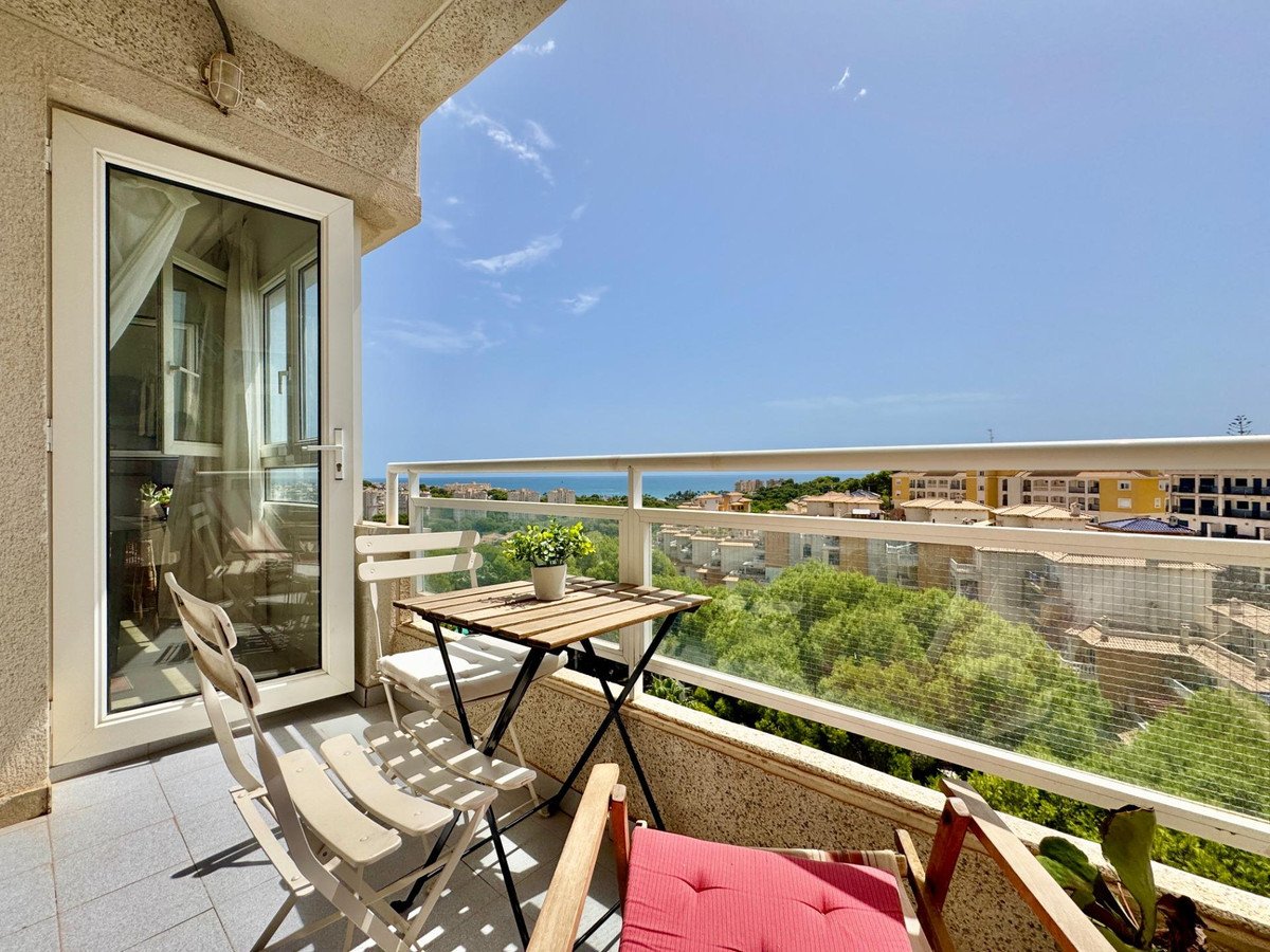2 Bed Middle Floor Apartment in Orihuela Costa