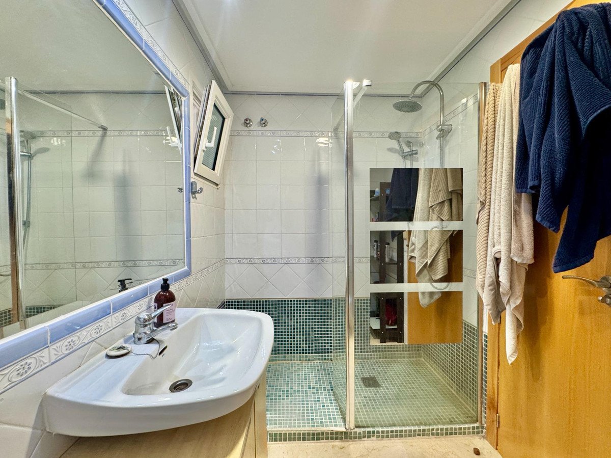 2 Bed Middle Floor Apartment in Orihuela Costa