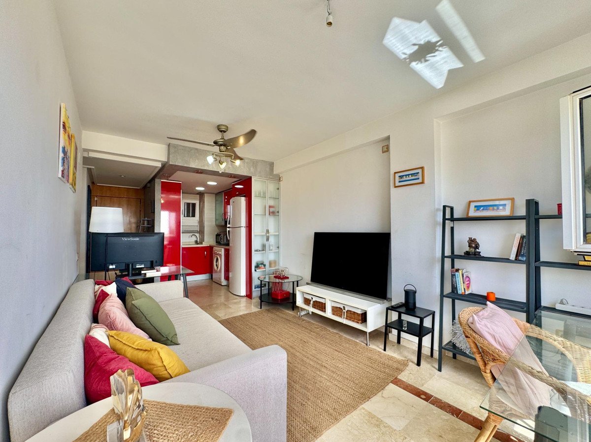 2 Bed Middle Floor Apartment in Orihuela Costa