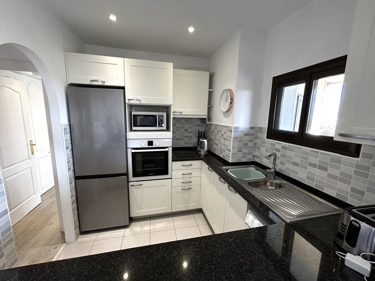 2 Bed Middle Floor Apartment in Estepona