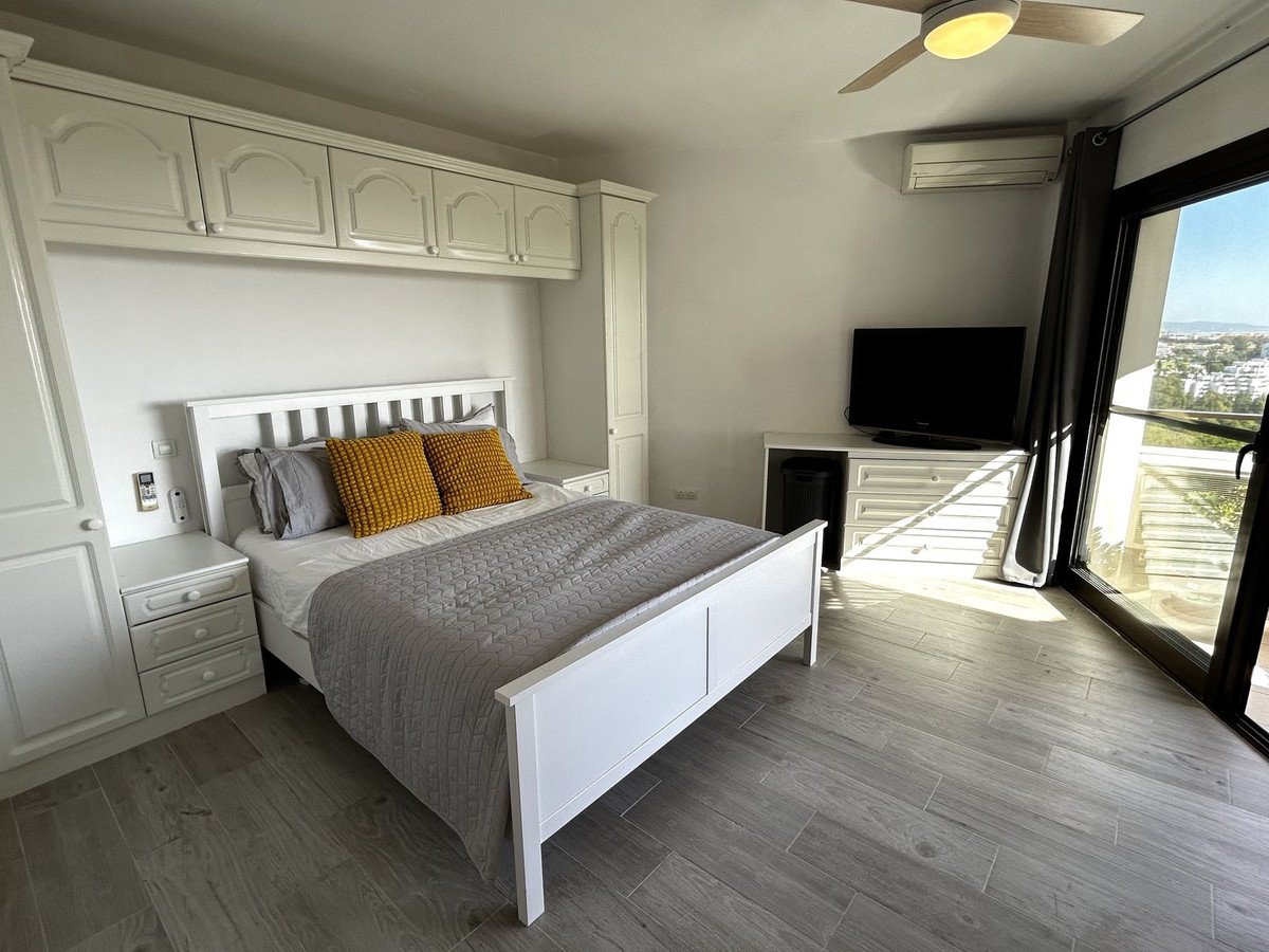2 Bed Middle Floor Apartment in Estepona