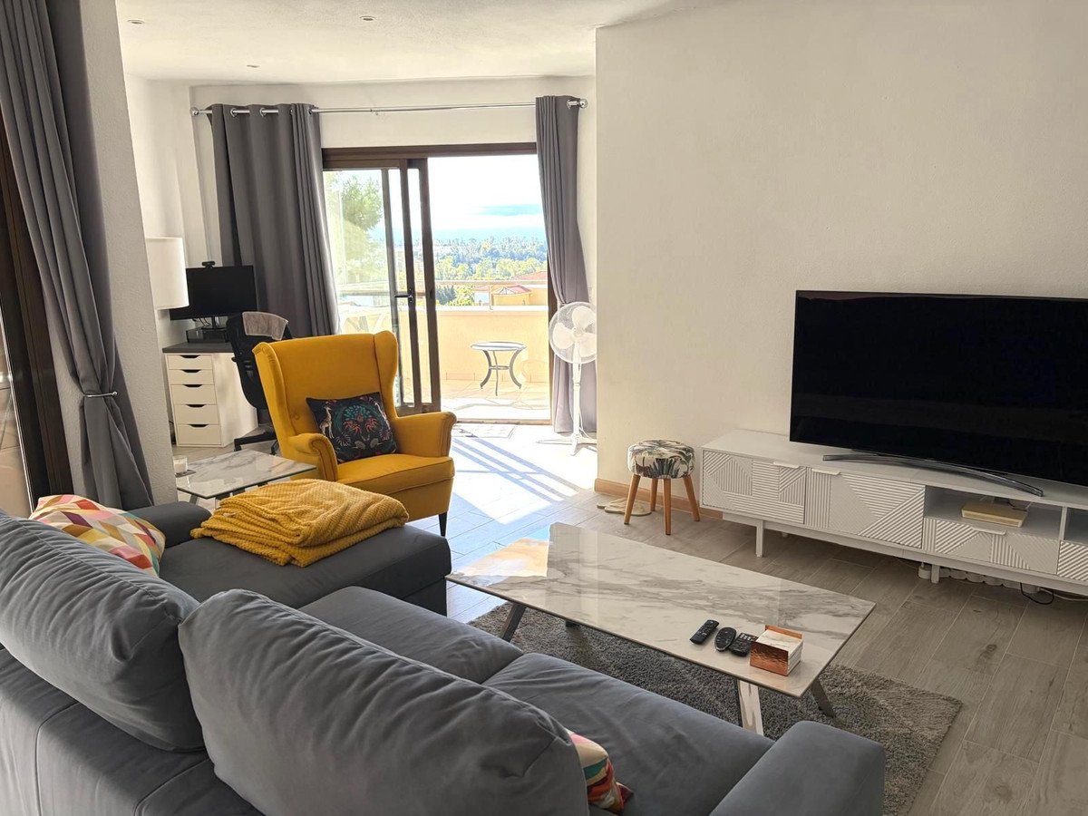 2 Bed Middle Floor Apartment in Estepona