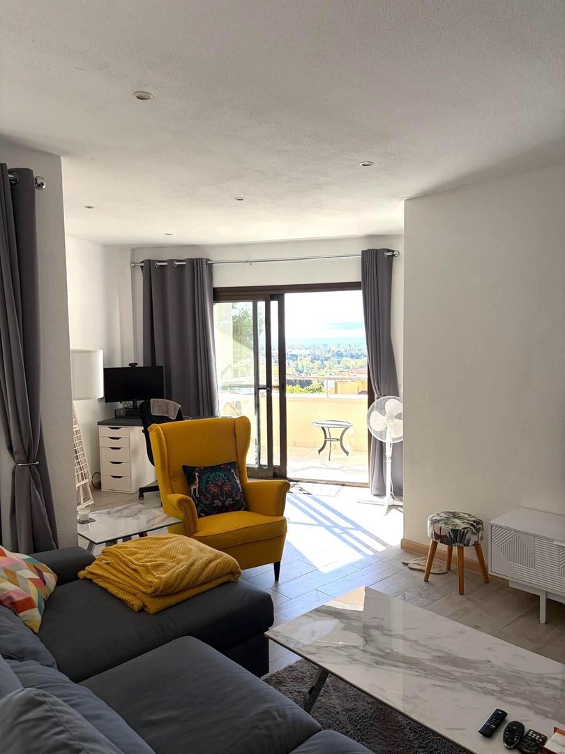 2 Bed Middle Floor Apartment in Estepona
