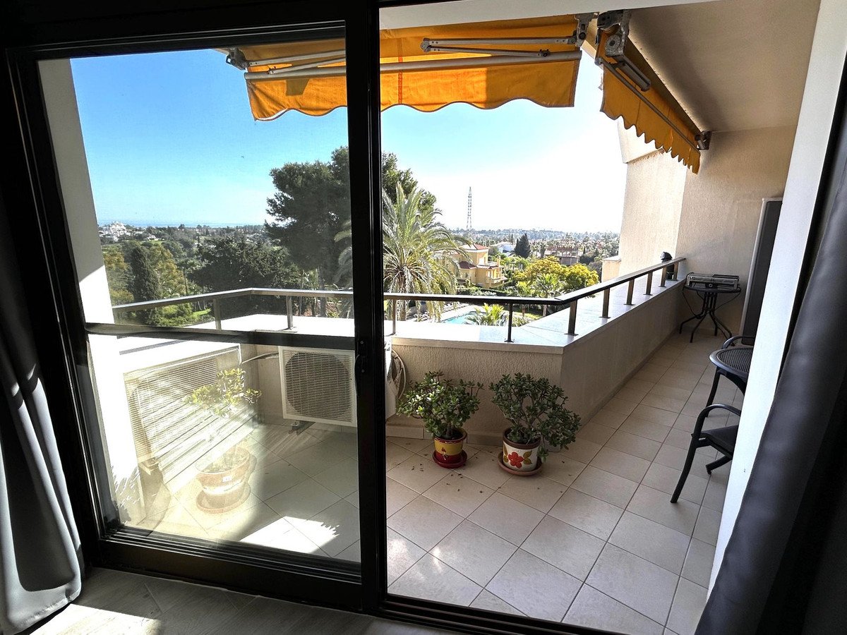 2 Bed Middle Floor Apartment in Estepona