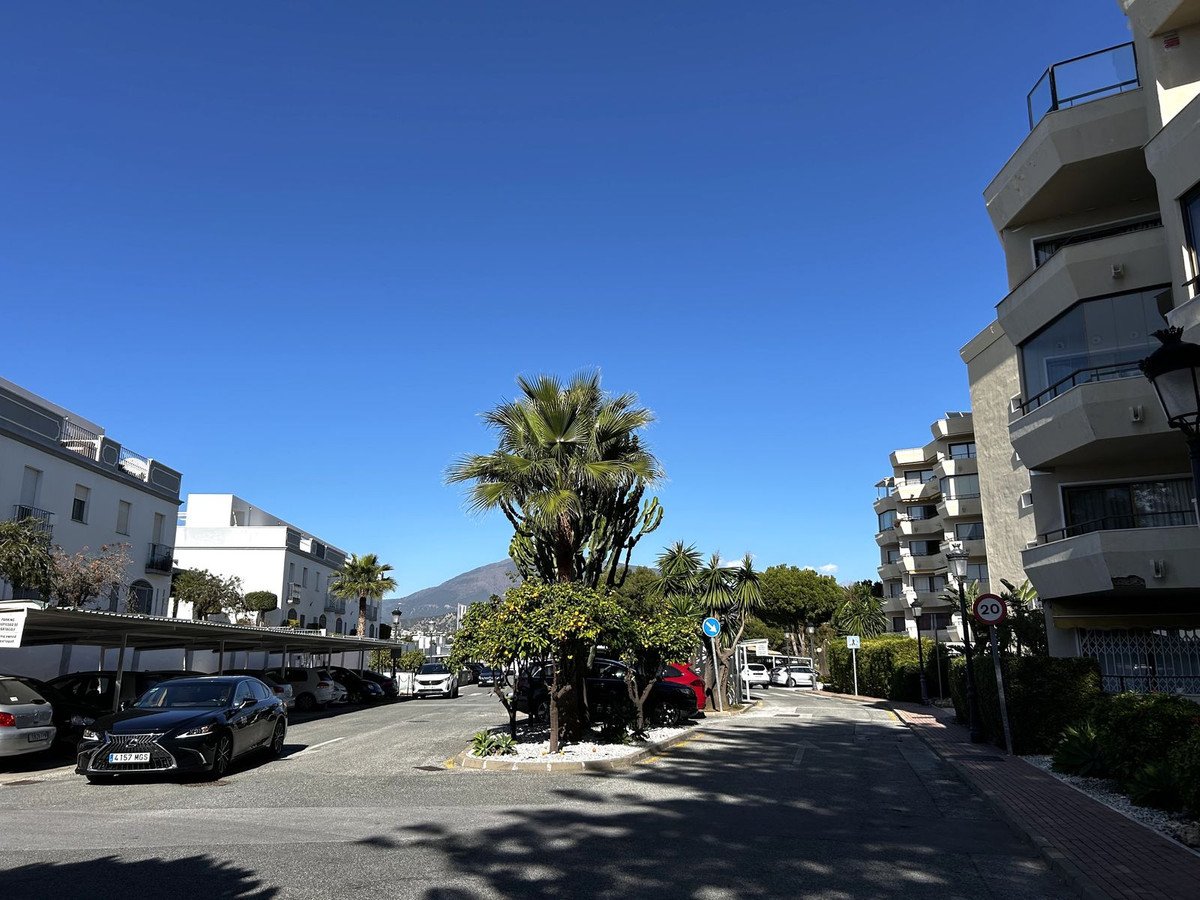 2 Bed Middle Floor Apartment in Estepona