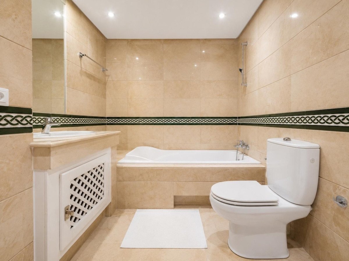 2 Bed Ground Floor Apartment in Benahavís