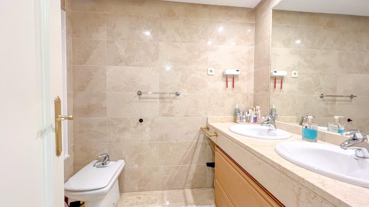 2 Bed Middle Floor Apartment in Marbella