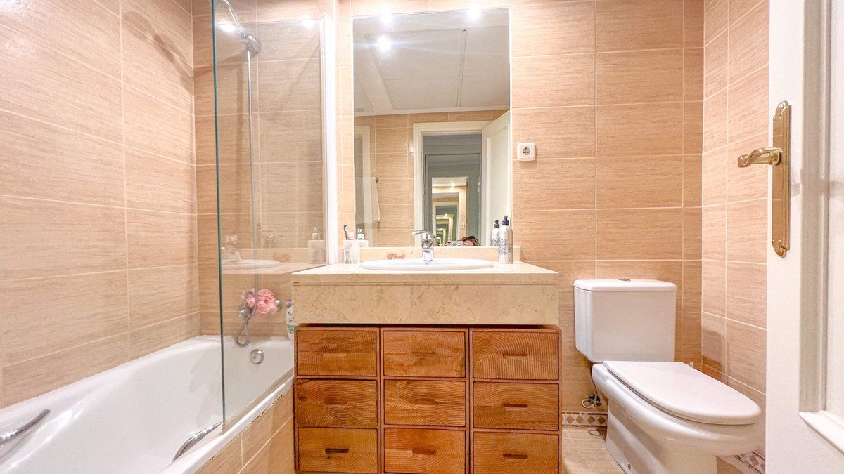 2 Bed Middle Floor Apartment in Marbella