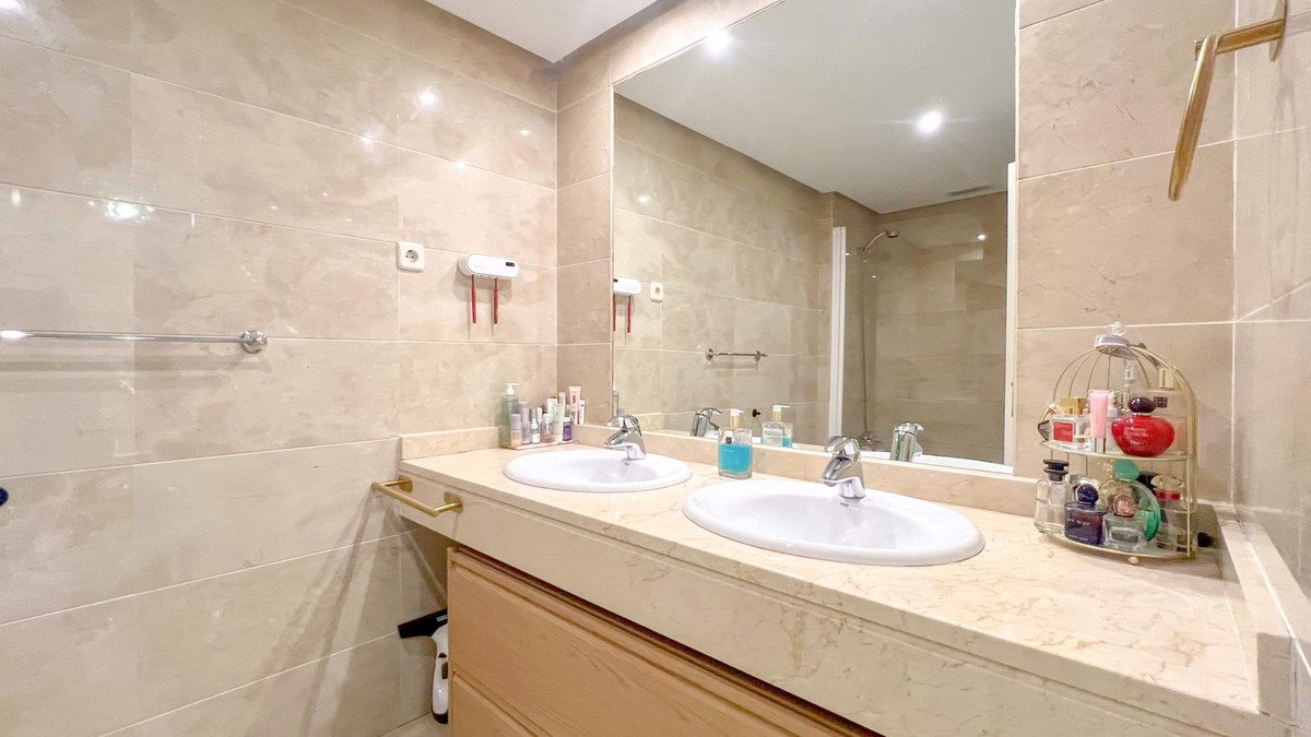 2 Bed Middle Floor Apartment in Marbella