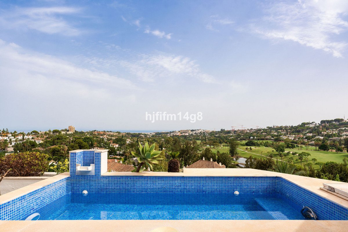 4 Bed Penthouse in Nueva Andalucía