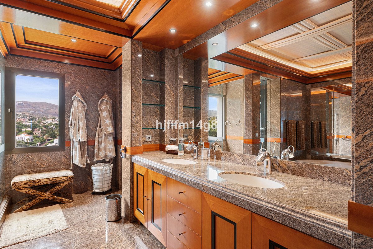 4 Bed Penthouse in Nueva Andalucía