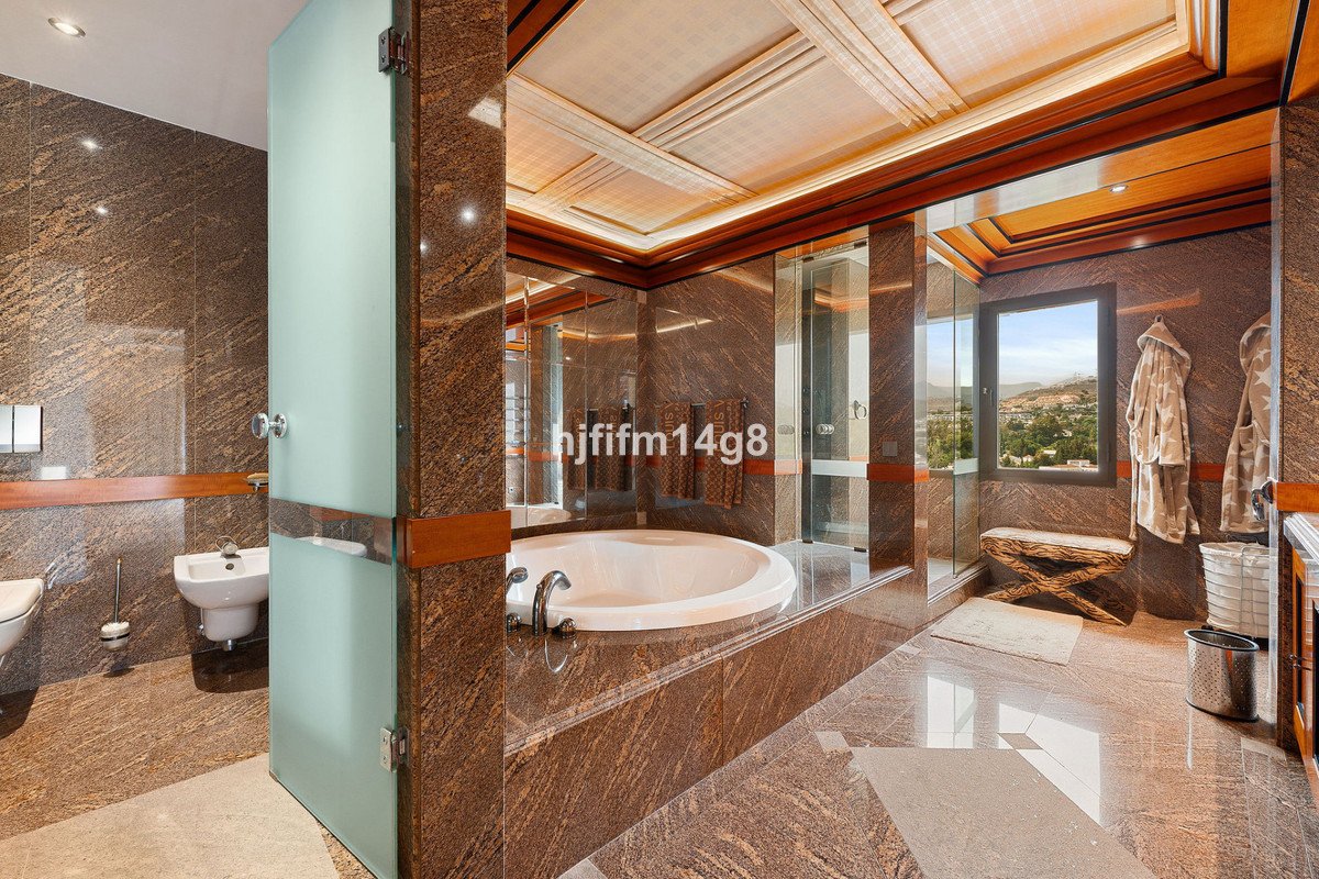 4 Bed Penthouse in Nueva Andalucía