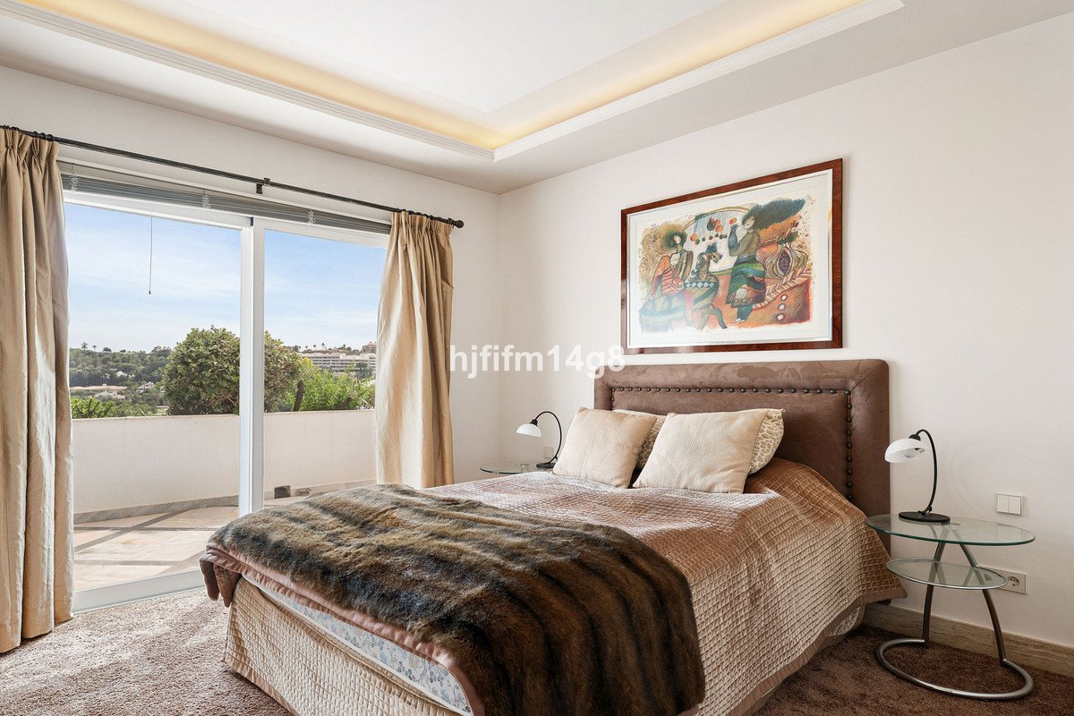 4 Bed Penthouse in Nueva Andalucía