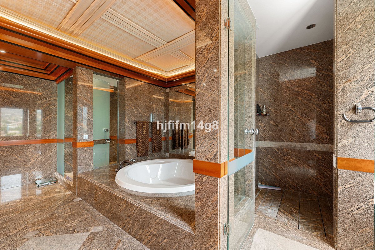 4 Bed Penthouse in Nueva Andalucía
