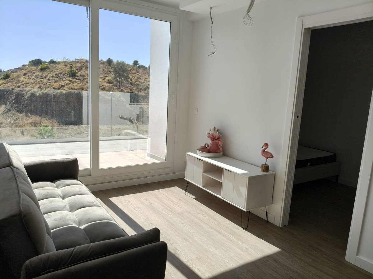 2 Bed Middle Floor Apartment in Fuengirola