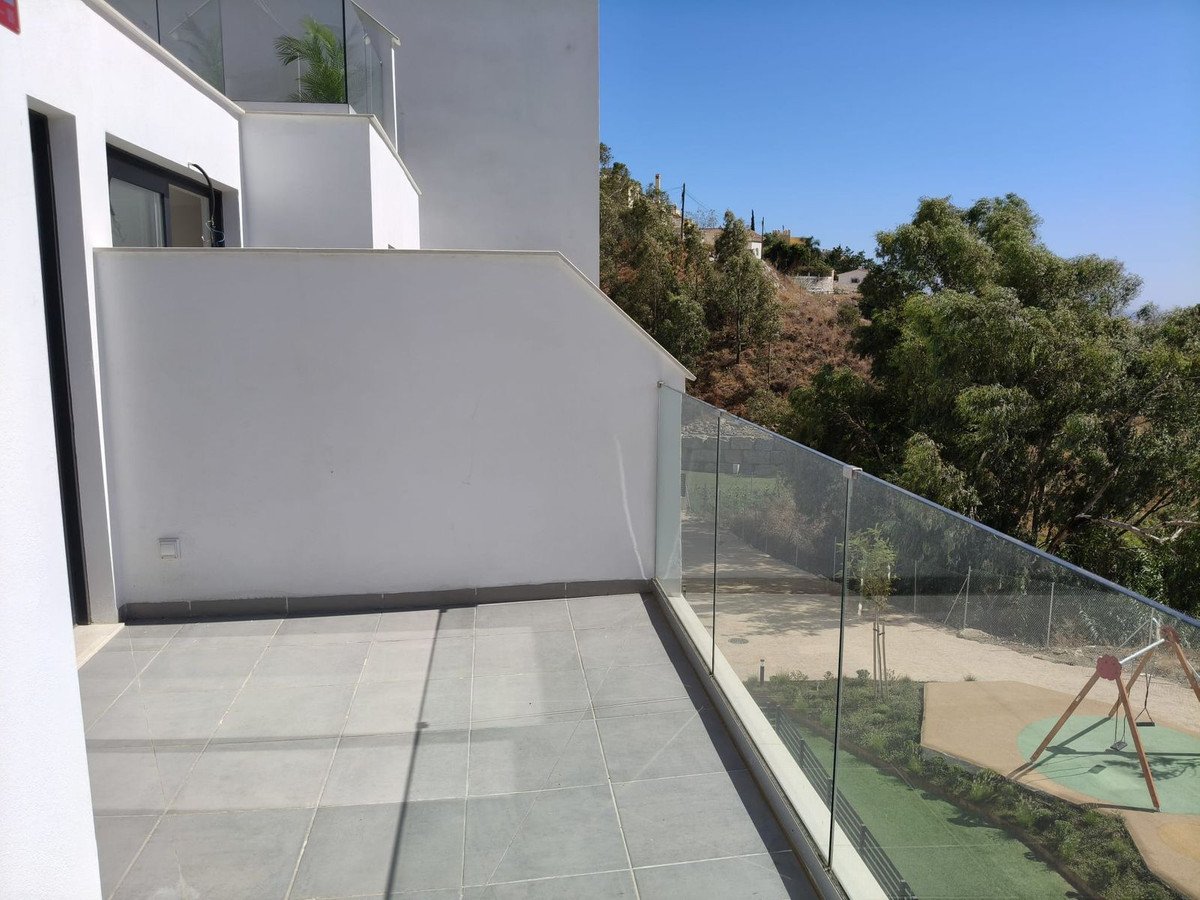 2 Bed Middle Floor Apartment in Fuengirola