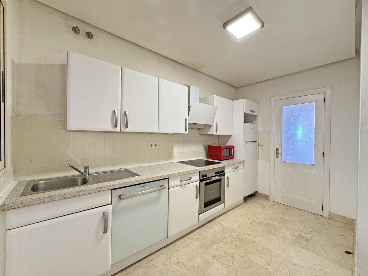 2 Bed Middle Floor Apartment in Calahonda