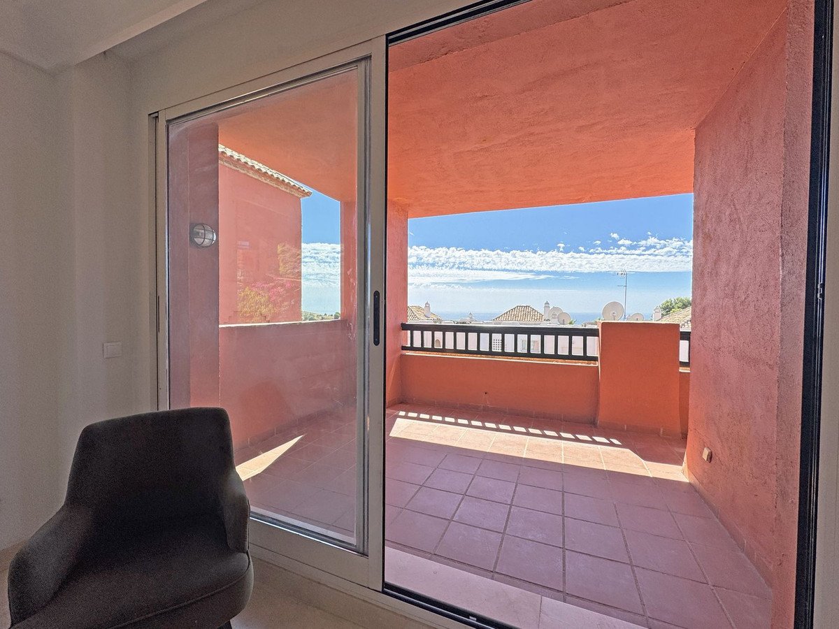 2 Bed Middle Floor Apartment in Calahonda