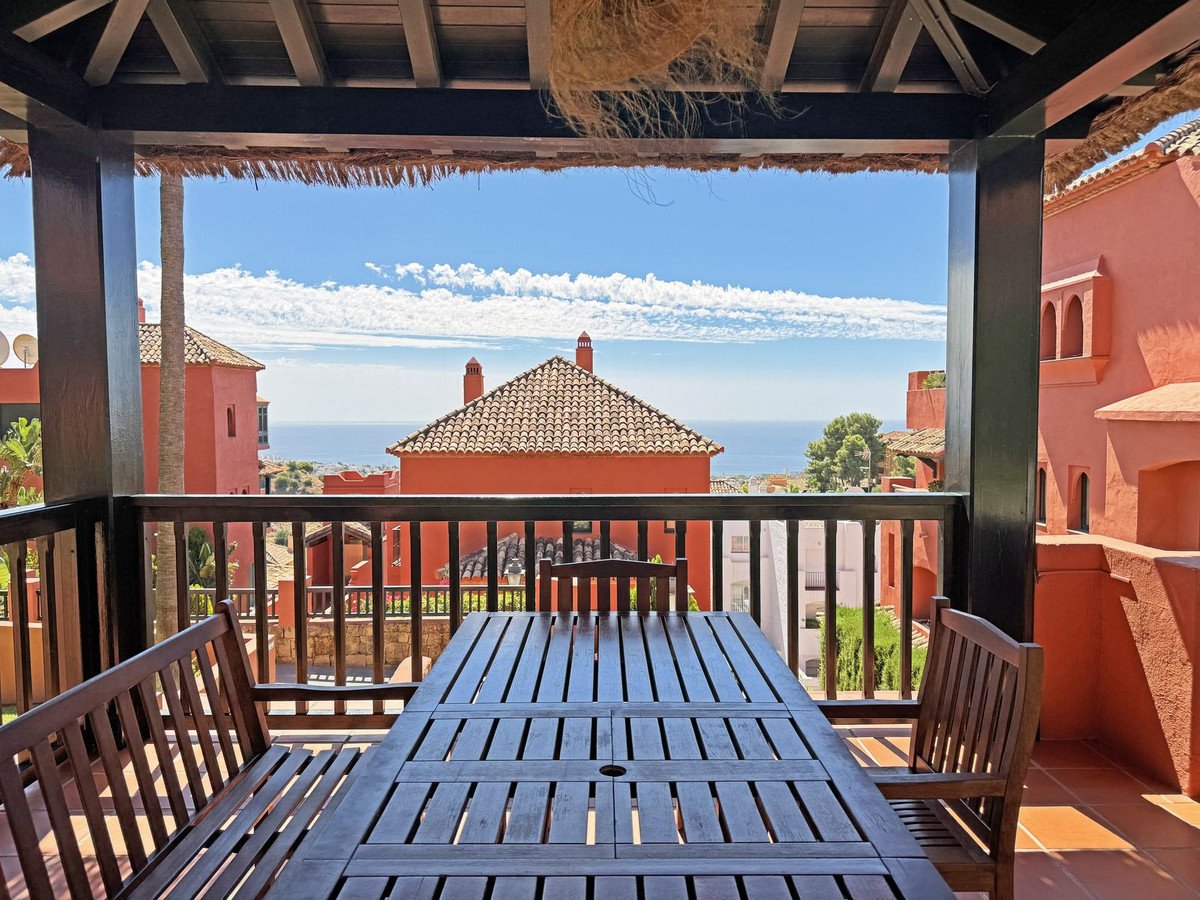 2 Bed Middle Floor Apartment in Calahonda
