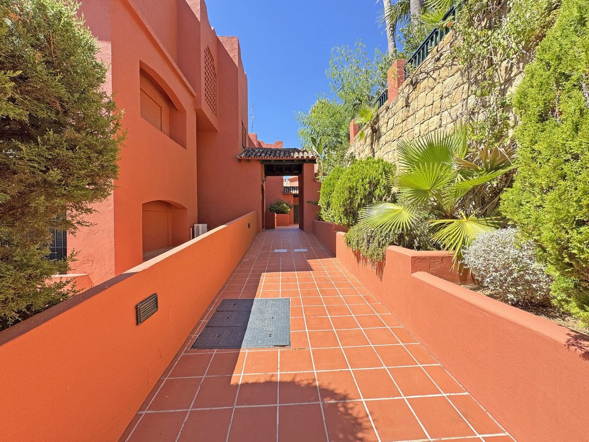 2 Bed Middle Floor Apartment in Calahonda
