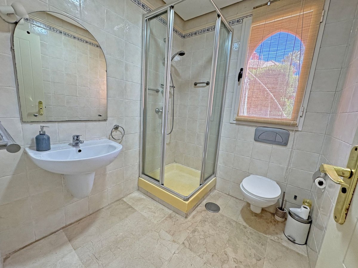 2 Bed Middle Floor Apartment in Calahonda