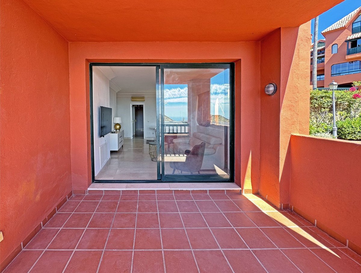2 Bed Middle Floor Apartment in Calahonda