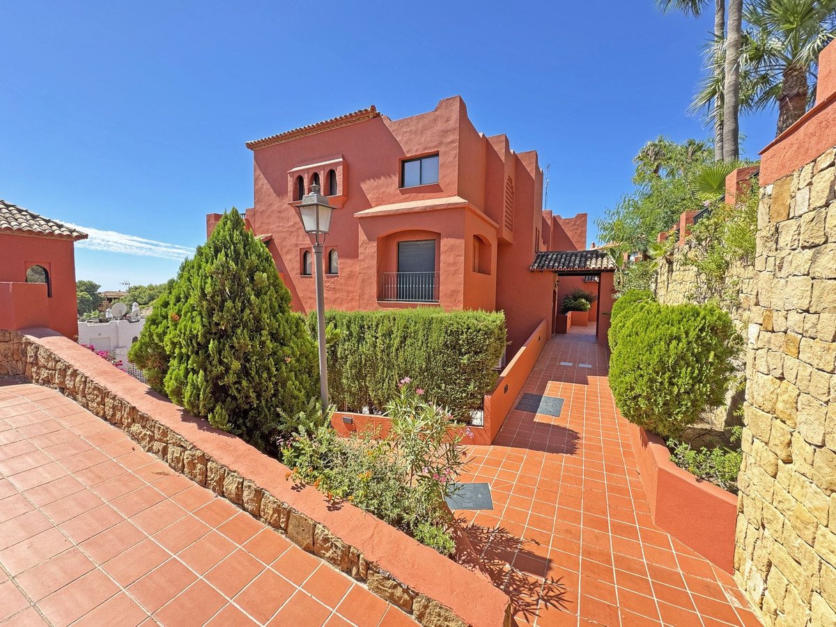 2 Bed Middle Floor Apartment in Calahonda