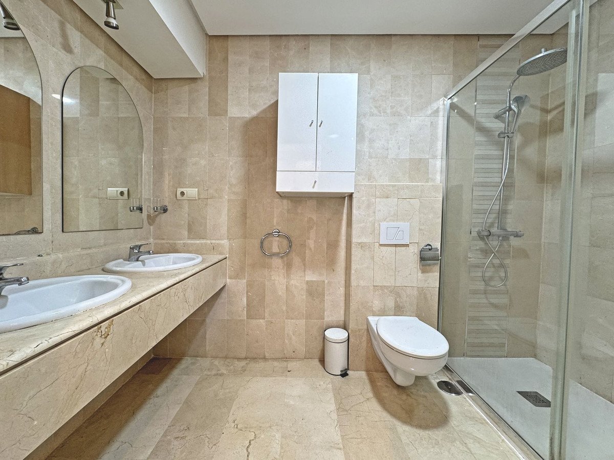 2 Bed Middle Floor Apartment in Calahonda