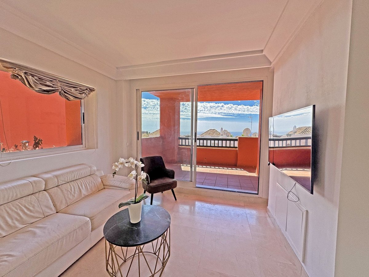 2 Bed Middle Floor Apartment in Calahonda