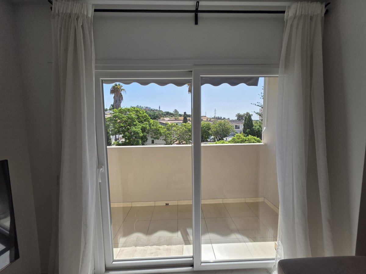 3 Bed Middle Floor Apartment in Nueva Andalucía