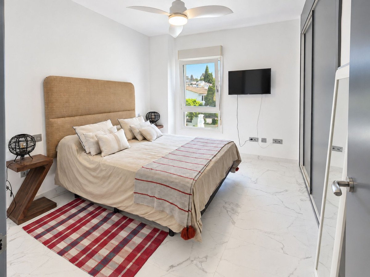 3 Bed Middle Floor Apartment in Nueva Andalucía