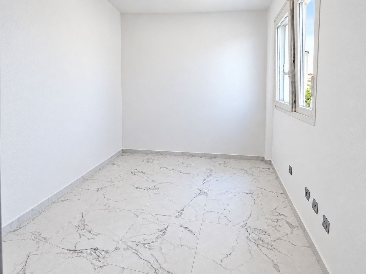 3 Bed Middle Floor Apartment in Nueva Andalucía