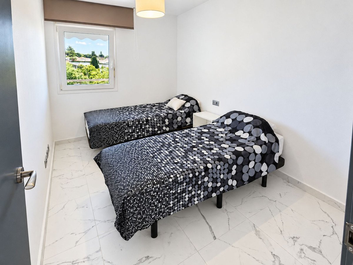 3 Bed Middle Floor Apartment in Nueva Andalucía