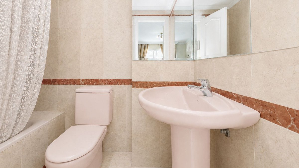 3 Bed Middle Floor Apartment in Estepona