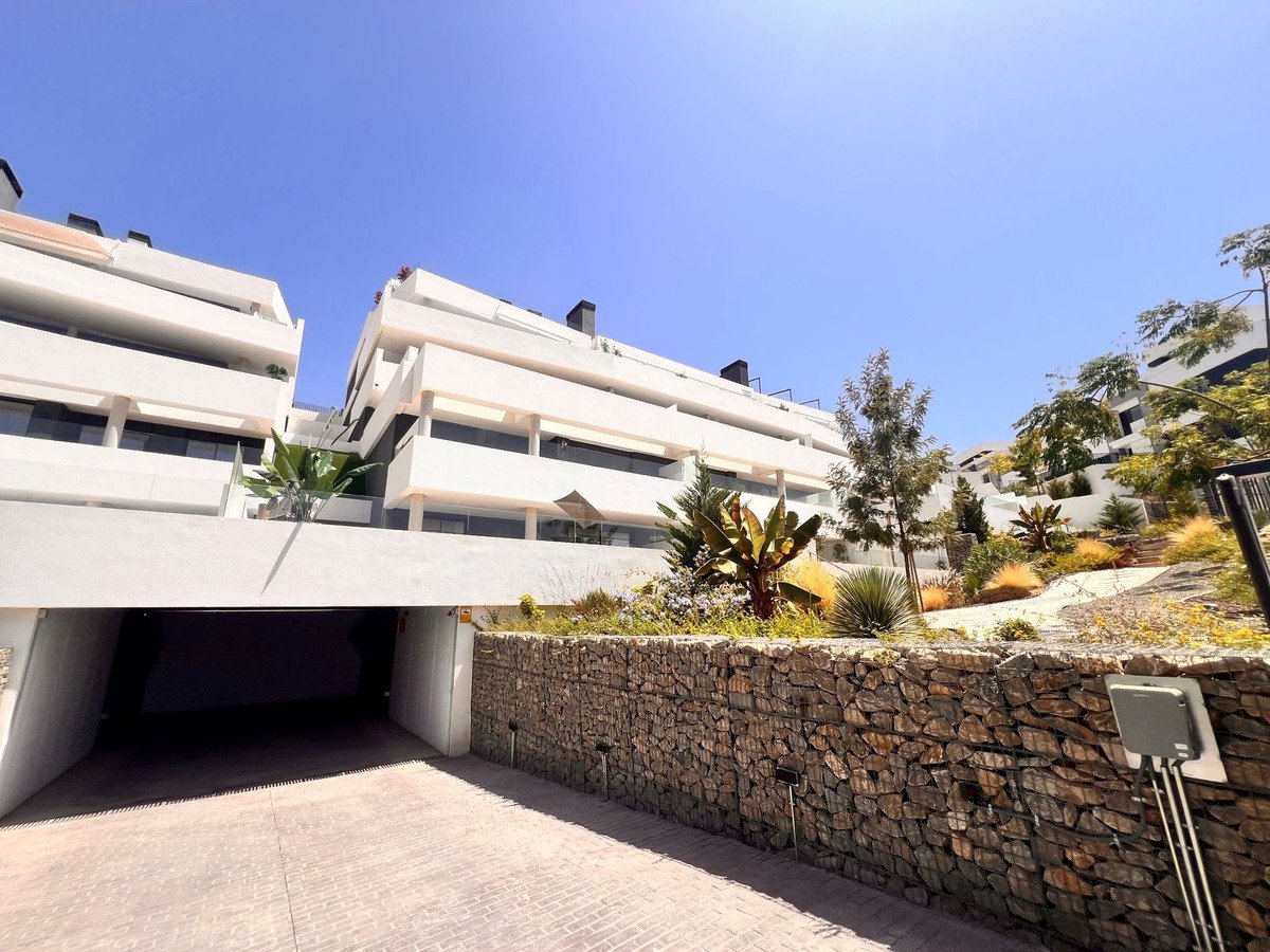 3 Bed Middle Floor Apartment in Altos de los Monteros