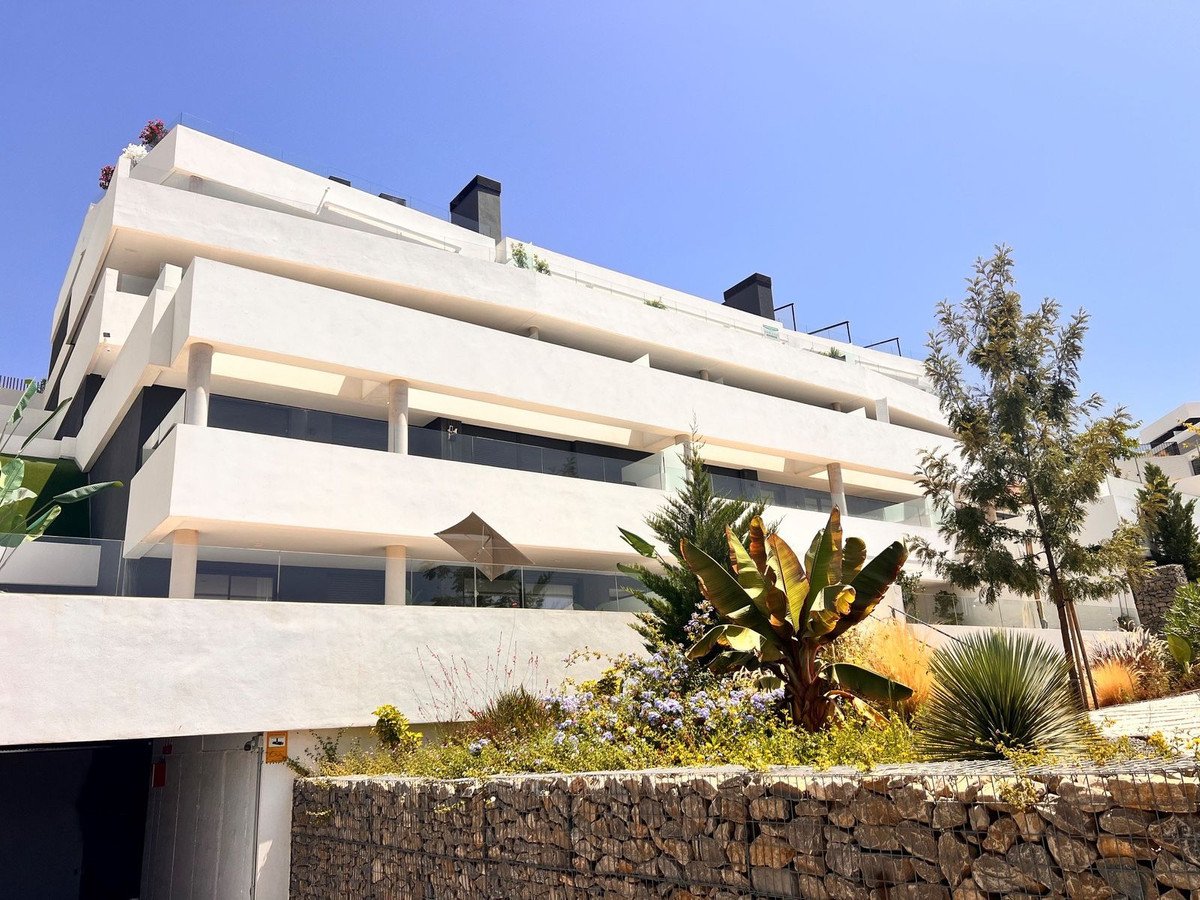 3 Bed Middle Floor Apartment in Altos de los Monteros