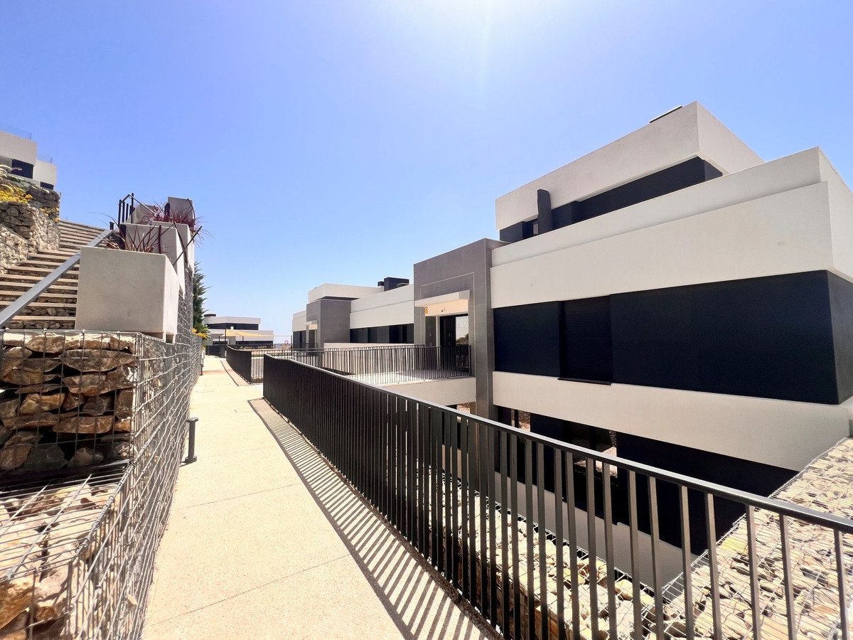3 Bed Middle Floor Apartment in Altos de los Monteros