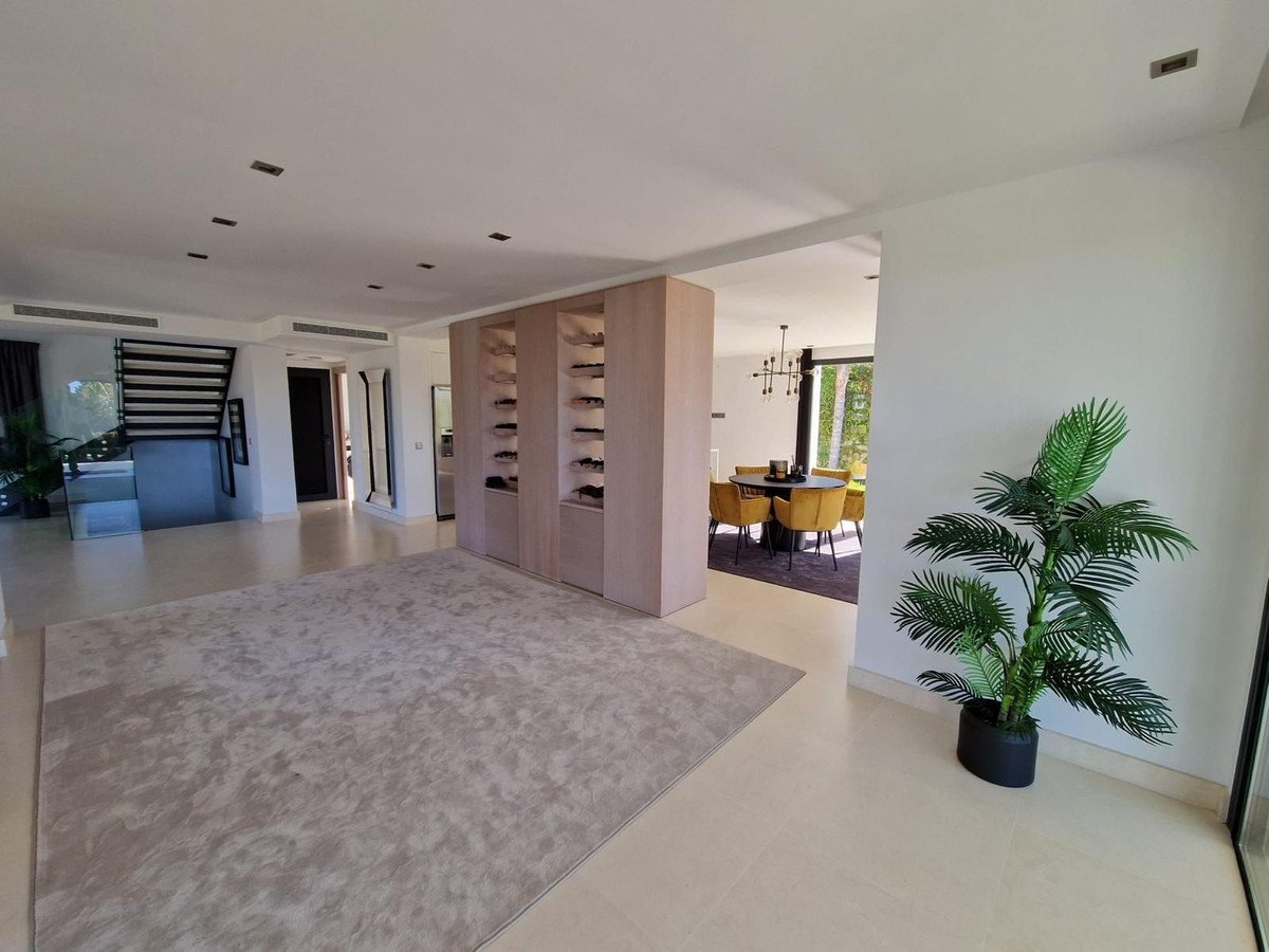 5 Bed Detached Villa in Nueva Andalucía
