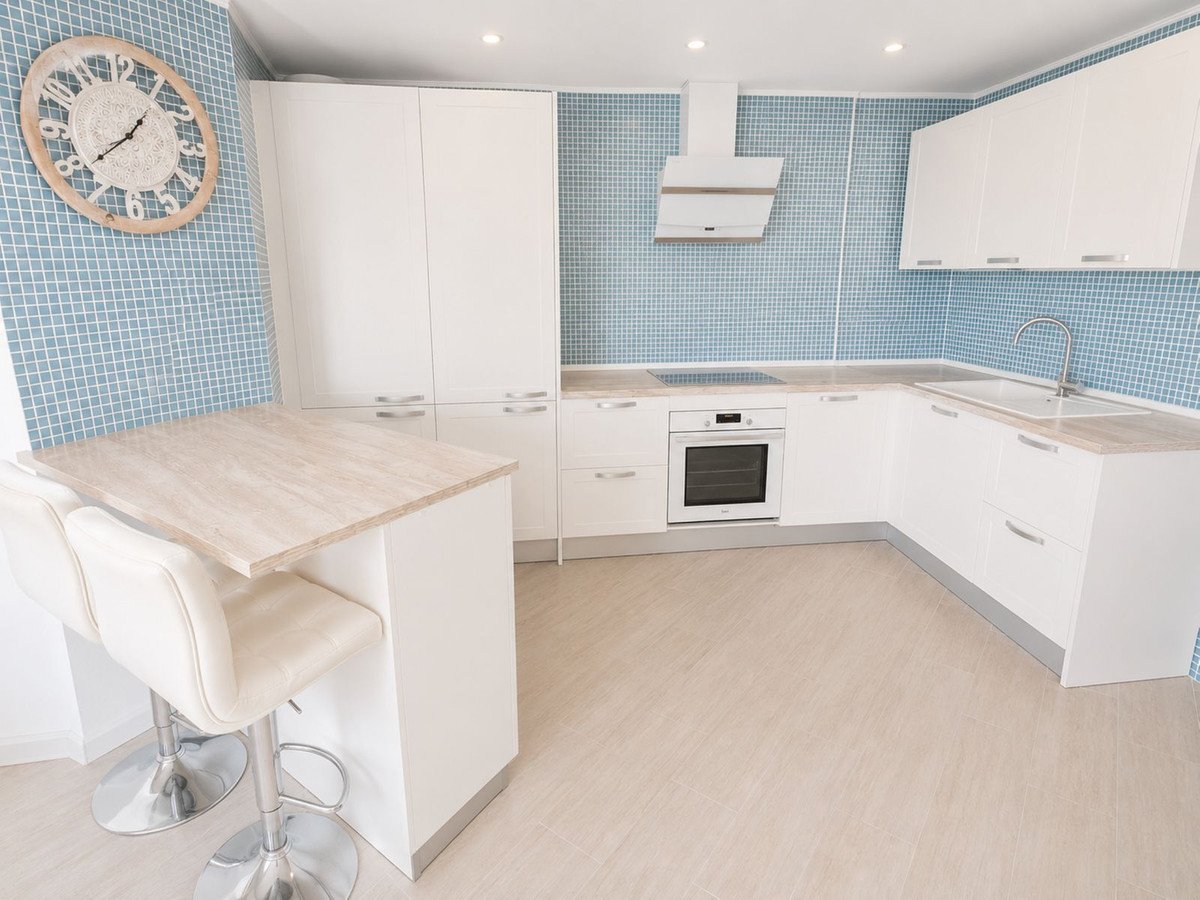 2 Bed Middle Floor Apartment in San Luis de Sabinillas