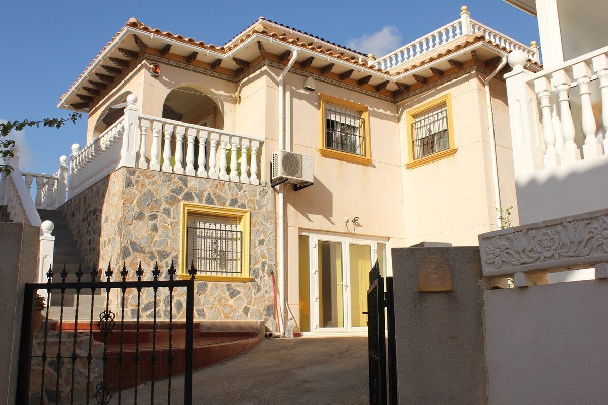 5 Bed Detached Villa in La Zenia
