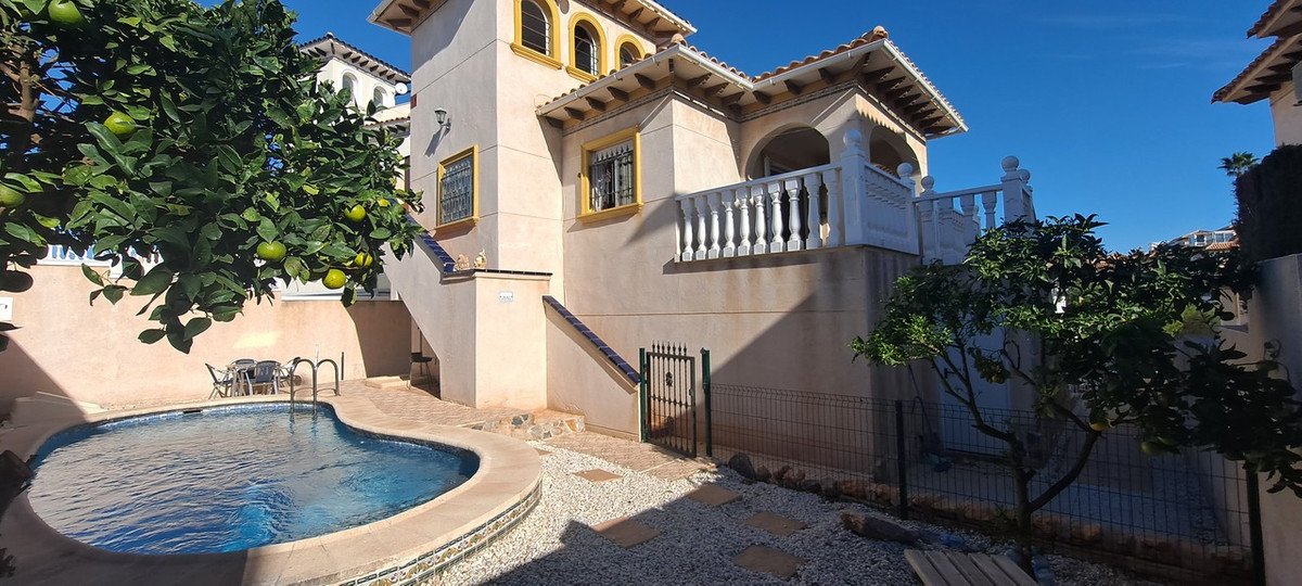 5 Bed Detached Villa in La Zenia