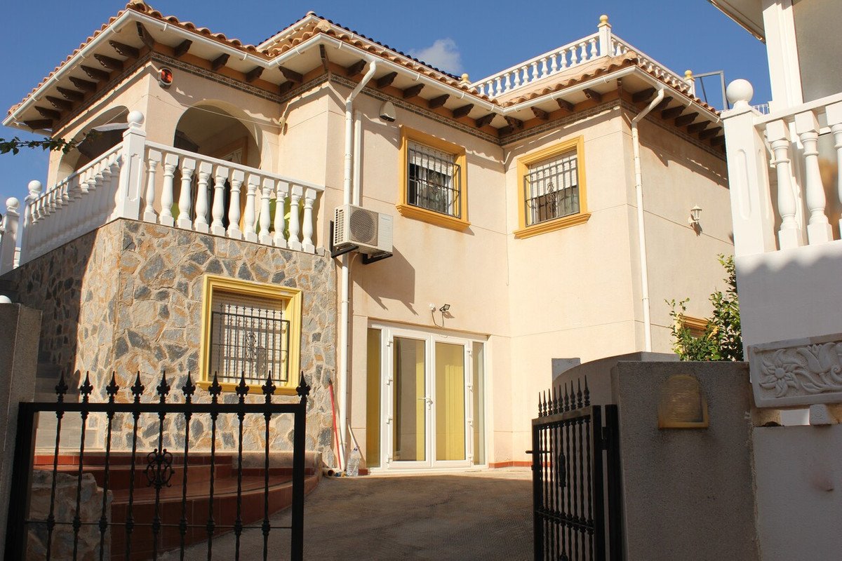 5 Bed Detached Villa in La Zenia