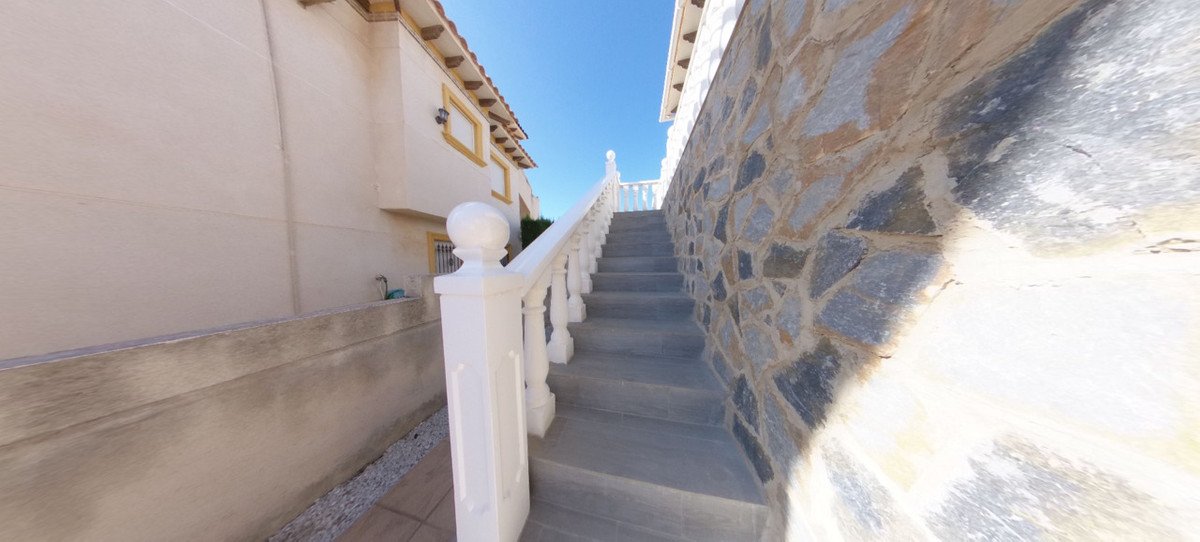 5 Bed Detached Villa in La Zenia