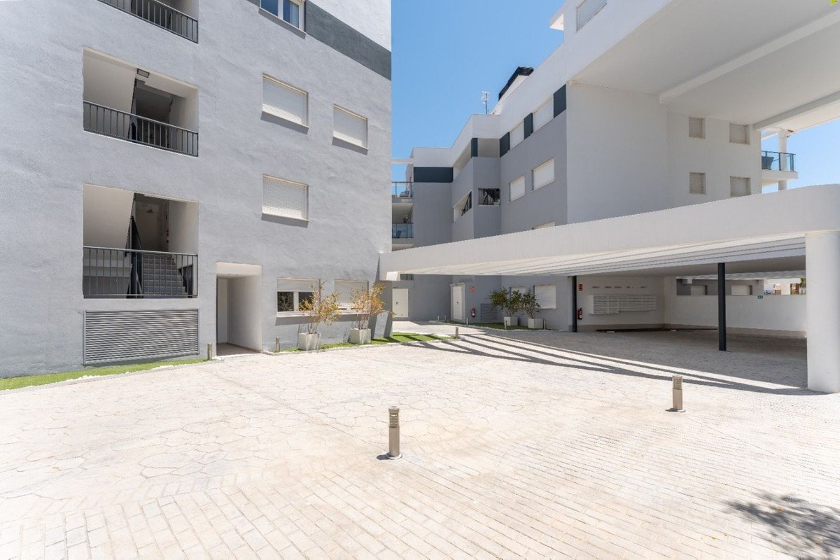 2 Bed Ground Floor Apartment in La Duquesa